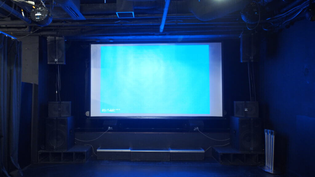 大型スクリーンで参加者とアニメの上映会ができるイベントスペース