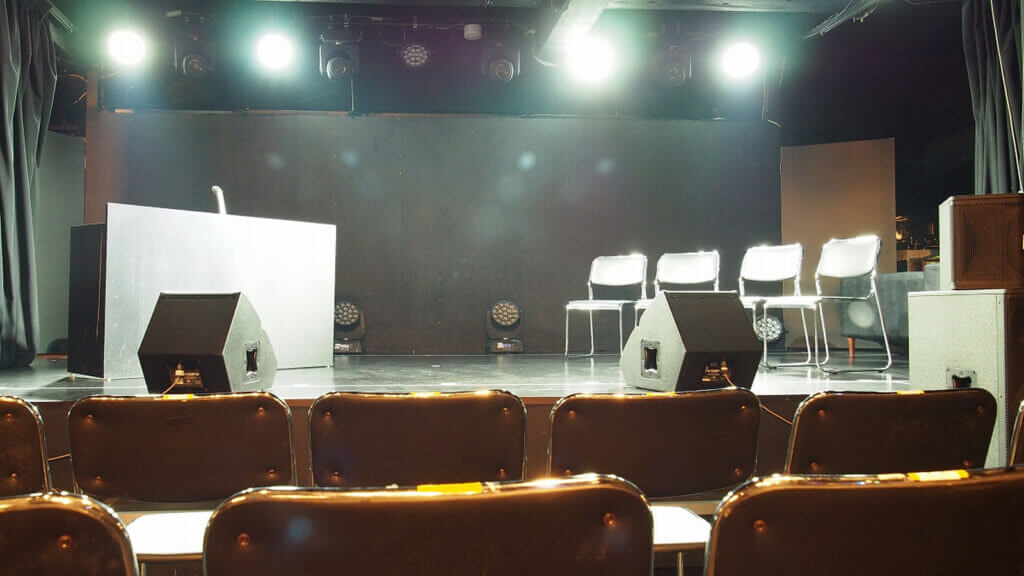 演台や椅子を並べたイベントスペースのステージ