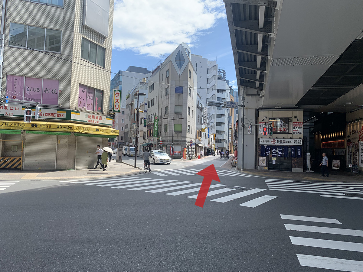 JR神田駅南口交差点を渡り路沿いに直進します。