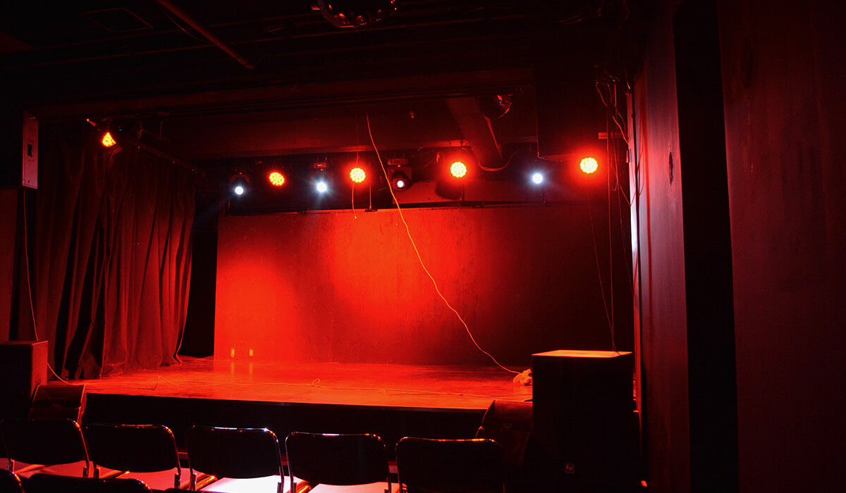 ライブハウスのステージ