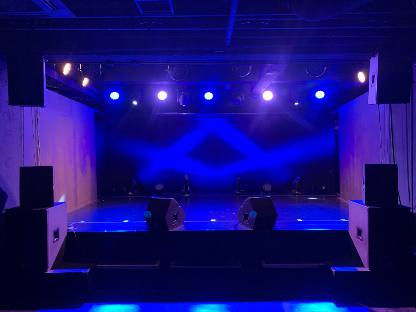 キックオフイベントでプレゼンテーションスペースとして利用できる広いステージ