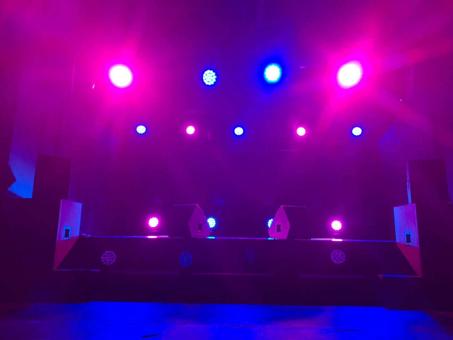 マジックショーを盛り上げるステージ照明