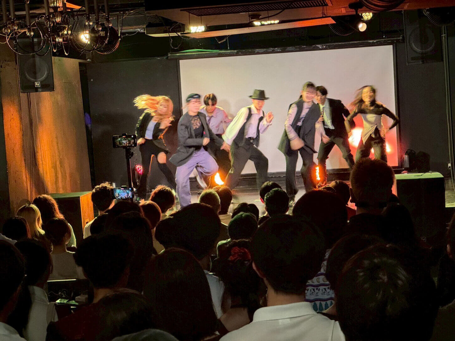 広いステージがあるイベントスペース